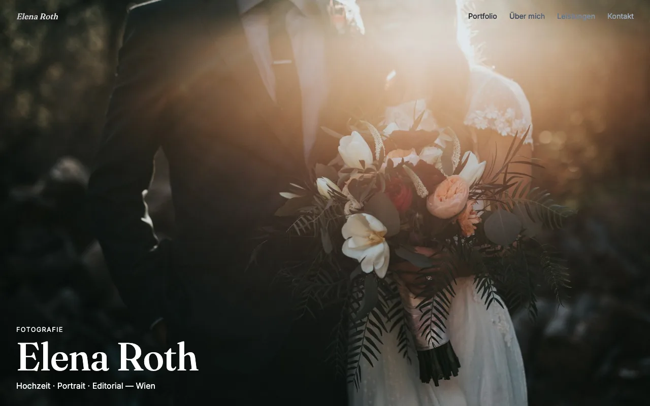 Konzeptseite Elena Roth: warmes Gegenlichtfoto eines Brautstraußes, darüber der Name in einer Serifenschrift.