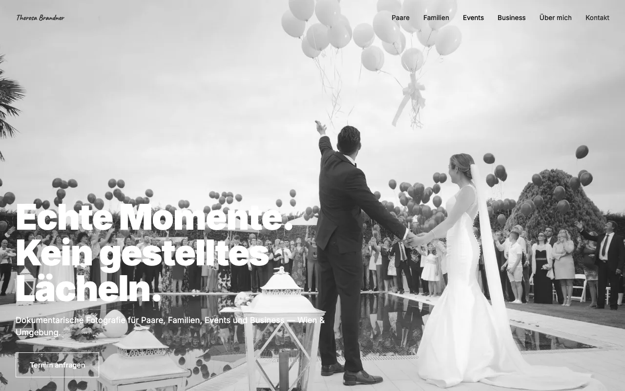 Konzeptseite Theresa Brandner: Schwarzweißfoto eines Brautpaars mit Luftballons, darüber die Überschrift „Echte Momente“.